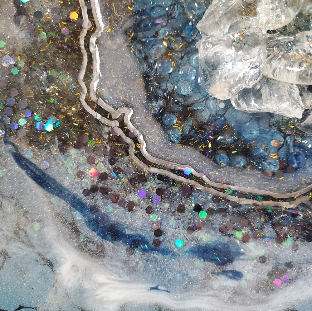 Geode table/wall art/resin & crystals - Picture 7 of 8
